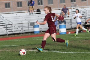 Kings Park's Genevieve Carpenter breaks away with the ball. Photo by Desirée Keegan