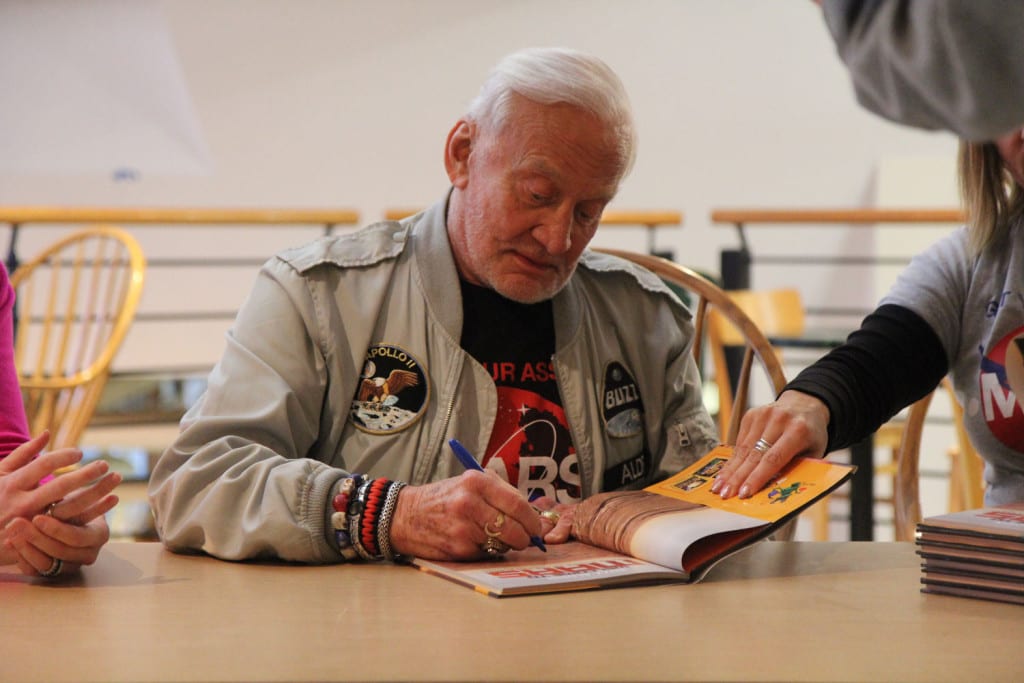 Buzz-Aldrin-Book-Revue_02w