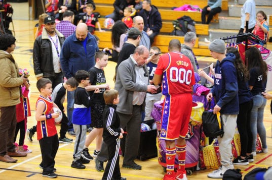 Harlem Wizards face off against Smithtown faculty