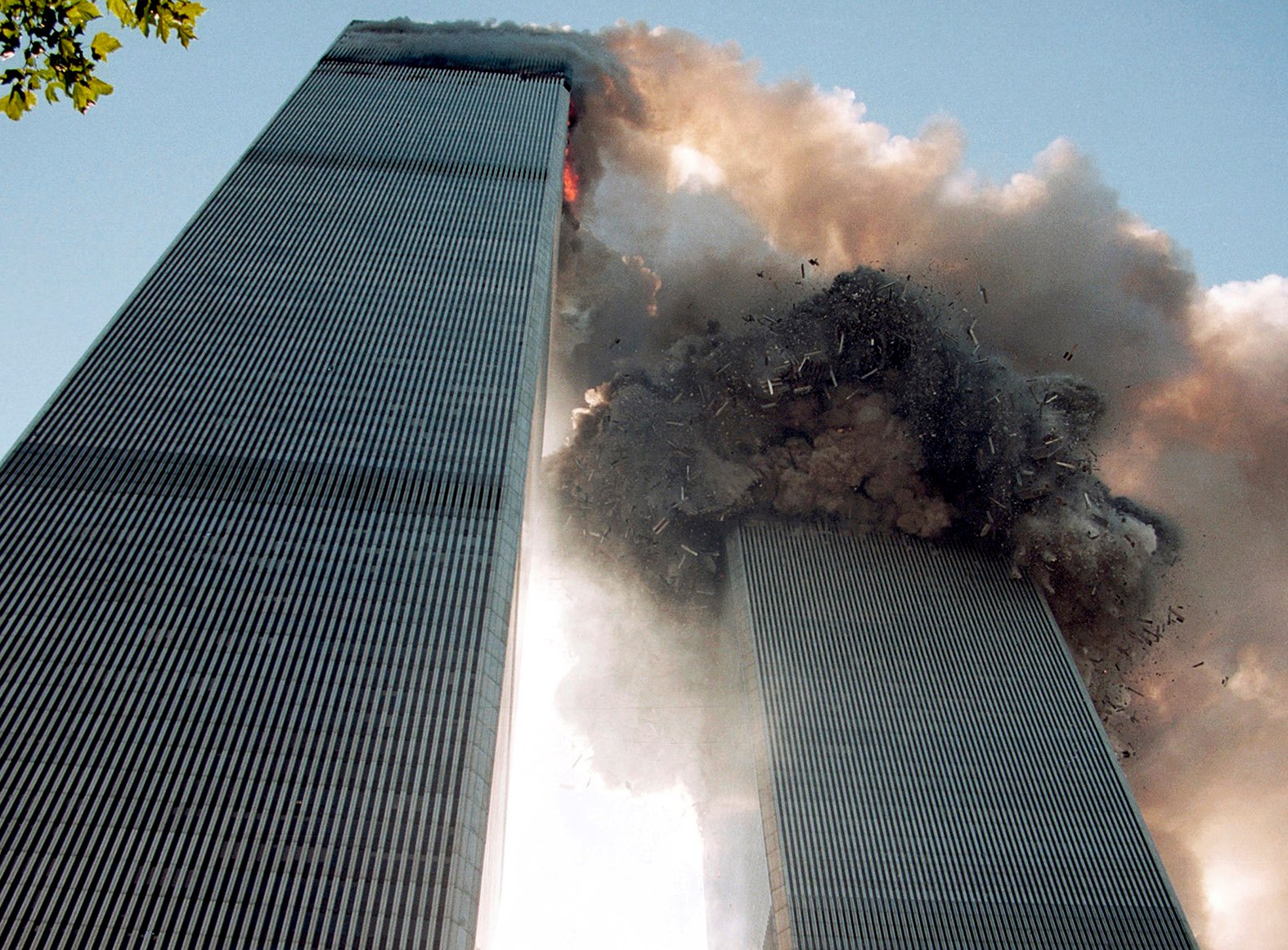 Сколько этажей было в башнях близнецах. Башни Близнецы ВТЦ внутри. Всемирный торговый центр башни Близнецы внутри офисы. Падающий человек 11 сентября.