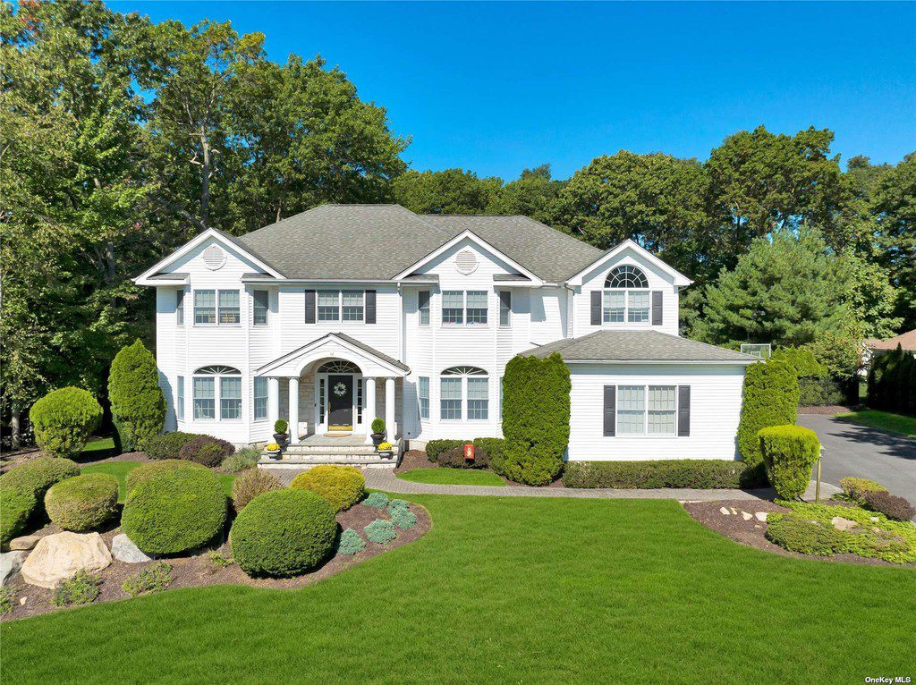 Setauket Impressive 4000 Sq Ft Colonial TBR News Media